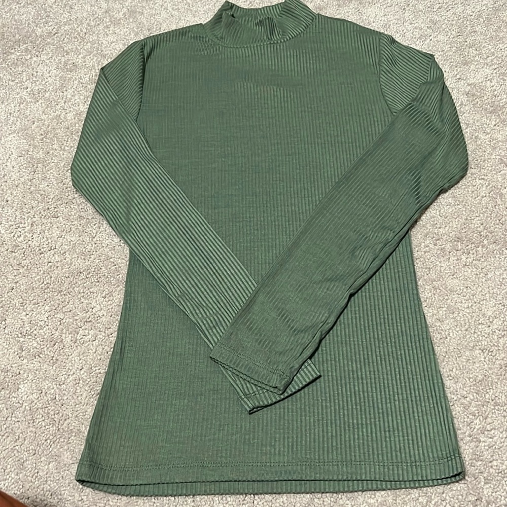 🌺🌺 NWT ADC olive green long sleeves ribbed top Size S